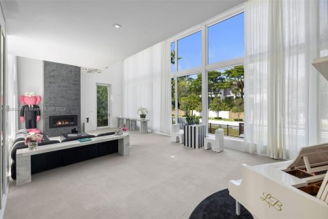 House in Miami Beach, Florida 3 bedrooms, 328.32 sq.m. № 1939115 - photo 11