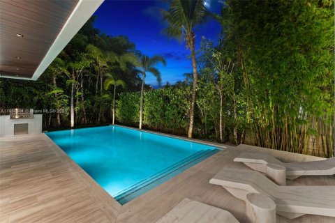 House in Miami Beach, Florida 3 bedrooms, 328.32 sq.m. № 1939115 - photo 18