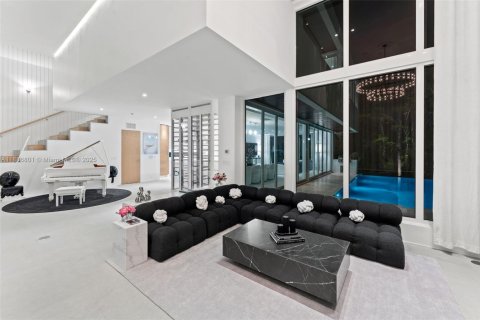 House in Miami Beach, Florida 3 bedrooms, 328.32 sq.m. № 1939115 - photo 5