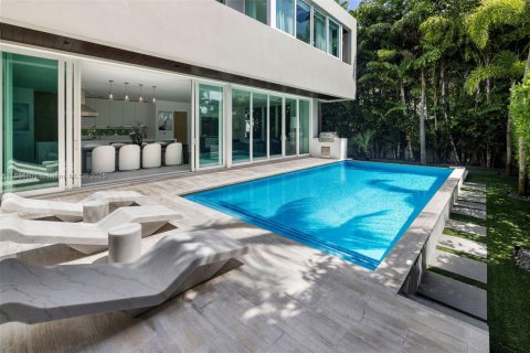 House in Miami Beach, Florida 3 bedrooms, 328.32 sq.m. № 1939115 - photo 16