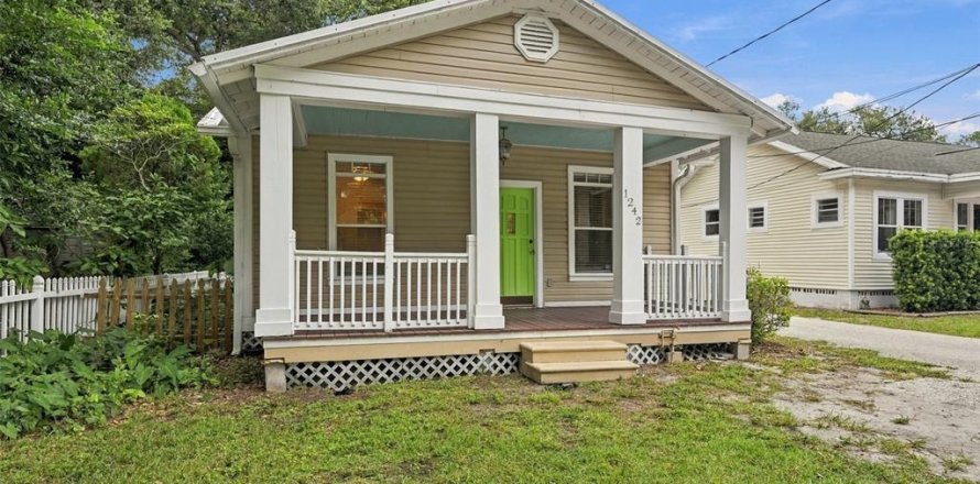 House in Dunedin, Florida 2 bedrooms, 62.43 sq.m. № 2394053