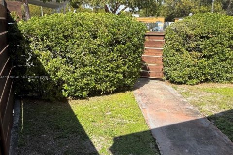 Commercial property in Miami, Florida № 2043478 - photo 8