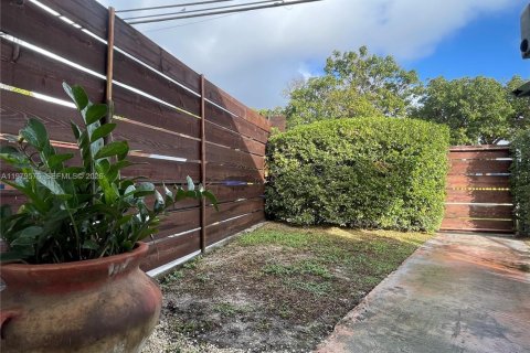 Commercial property in Miami, Florida № 2043478 - photo 6