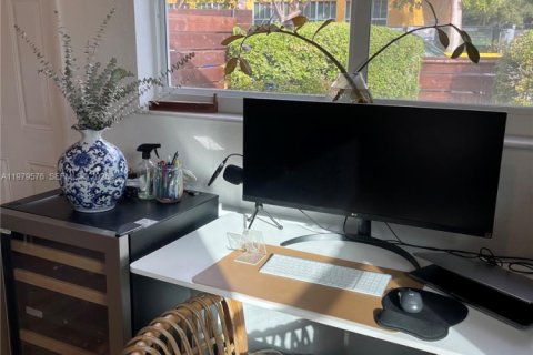 Commercial property in Miami, Florida № 2043478 - photo 5