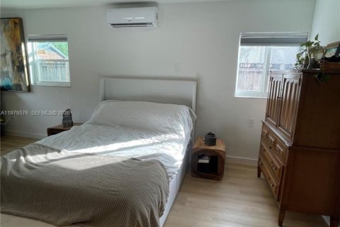 Commercial property in Miami, Florida № 2043478 - photo 4