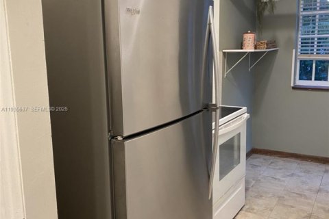 Casa en alquiler en Biscayne Park, Florida, 3 dormitorios, 167.22 m2 № 1993800 - foto 3