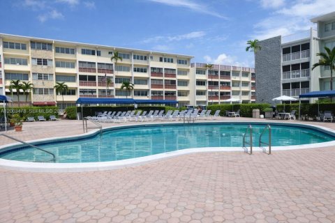 Copropriété à louer à Hallandale Beach, Floride: 2 chambres, 86.86 m2 № 2068108 - photo 4