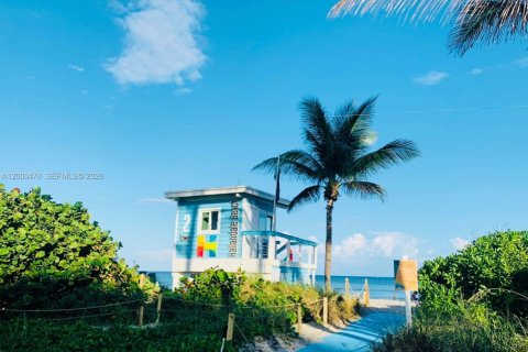 Copropriété à louer à Hallandale Beach, Floride: 2 chambres, 86.86 m2 № 2068108 - photo 2