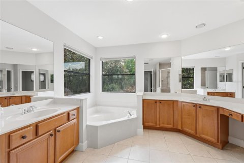 House in Oviedo, Florida 5 bedrooms, 275.46 sq.m. № 2429550 - photo 24