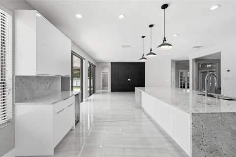 House in Oviedo, Florida 5 bedrooms, 275.46 sq.m. № 2429550 - photo 15