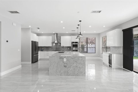 House in Oviedo, Florida 5 bedrooms, 275.46 sq.m. № 2429550 - photo 3
