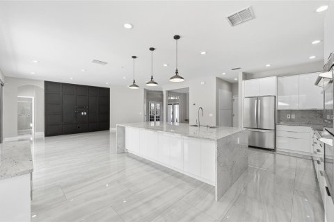 House in Oviedo, Florida 5 bedrooms, 275.46 sq.m. № 2429550 - photo 8