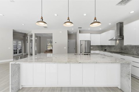 House in Oviedo, Florida 5 bedrooms, 275.46 sq.m. № 2429550 - photo 7
