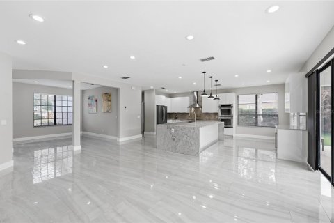 House in Oviedo, Florida 5 bedrooms, 275.46 sq.m. № 2429550 - photo 4