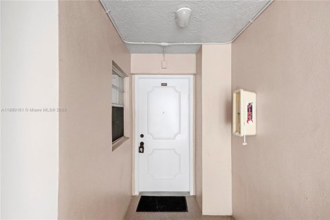 Condo in Davie, Florida, 2 bedrooms  № 1953257 - photo 22