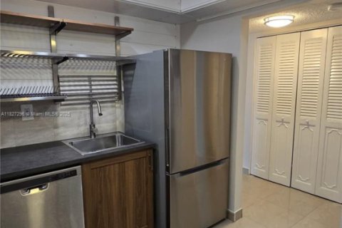 Condo in Hallandale Beach, Florida, 2 bedrooms  № 1799318 - photo 8