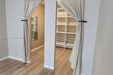 Condo in Hallandale Beach, Florida, 2 bedrooms  № 1799318 - photo 12