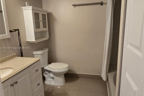 Condo in Hallandale Beach, Florida, 2 bedrooms  № 1799318 - photo 15