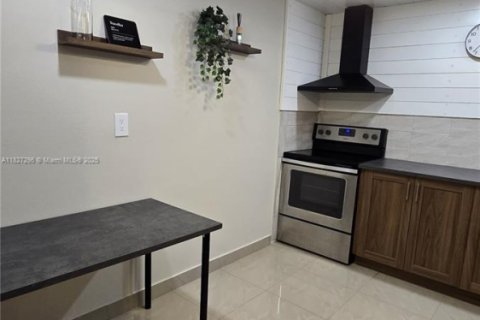 Condo in Hallandale Beach, Florida, 2 bedrooms  № 1799318 - photo 9