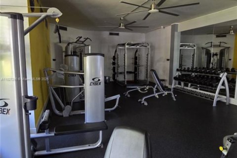 Condo in Hallandale Beach, Florida, 2 bedrooms  № 1799318 - photo 19