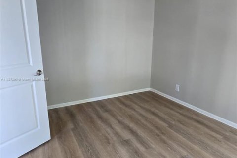Condo in Hallandale Beach, Florida, 2 bedrooms  № 1799318 - photo 17
