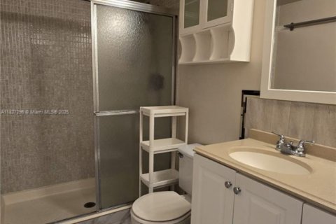 Condo in Hallandale Beach, Florida, 2 bedrooms  № 1799318 - photo 18