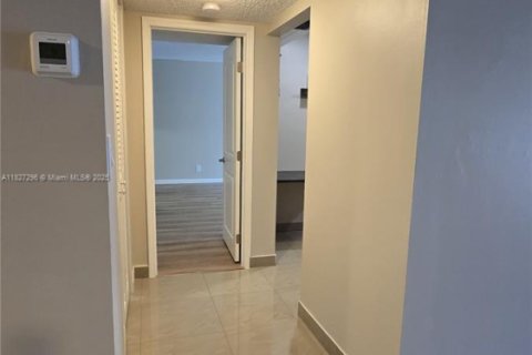 Condo in Hallandale Beach, Florida, 2 bedrooms  № 1799318 - photo 4