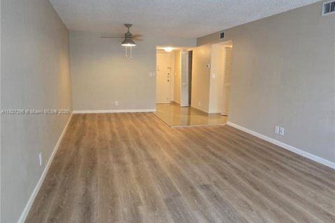 Condo in Hallandale Beach, Florida, 2 bedrooms  № 1799318 - photo 3