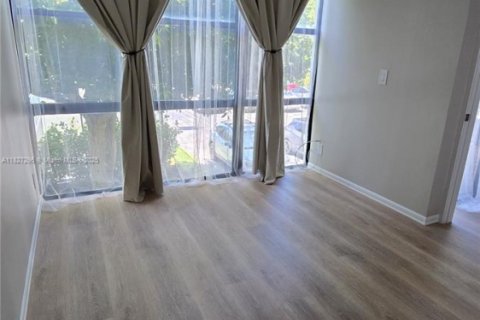Condo in Hallandale Beach, Florida, 2 bedrooms  № 1799318 - photo 10
