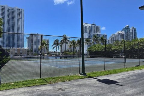 Condo in Hallandale Beach, Florida, 2 bedrooms  № 1799318 - photo 21