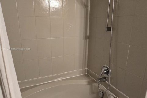 Condo in Hallandale Beach, Florida, 2 bedrooms  № 1799318 - photo 16