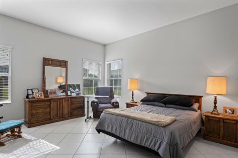House in New Port Richey, Florida 6 bedrooms, 434.04 sq.m. № 1905468 - photo 12
