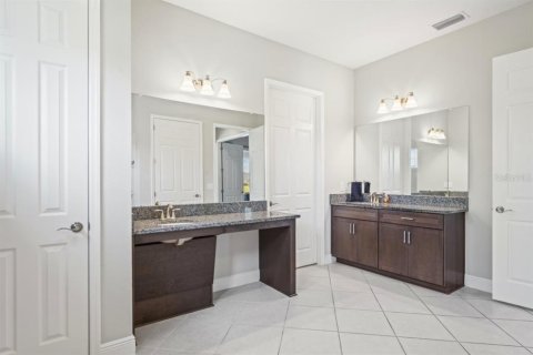 House in New Port Richey, Florida 6 bedrooms, 434.04 sq.m. № 1905468 - photo 14