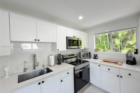 Купить виллу или дом в Майами, Флорида 3 спальни, 106.84м2, № 2168118 - фото 14