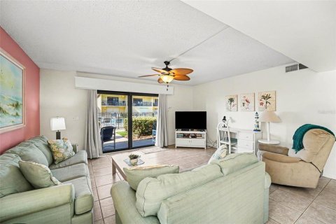 Condo in Cocoa Beach, Florida, 3 bedrooms  № 2142442 - photo 10