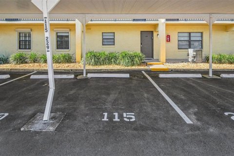 Condo in Cocoa Beach, Florida, 3 bedrooms  № 2142442 - photo 30