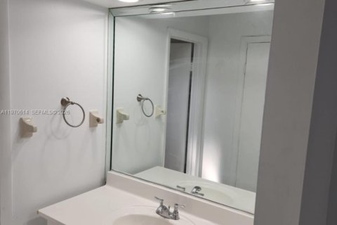 Townhouse in Miramar, Florida 2 bedrooms, 98.48 sq.m. № 2031322 - photo 26