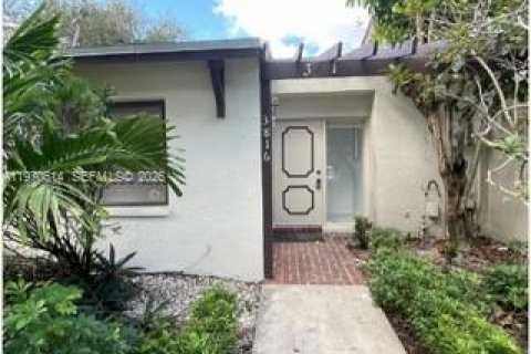 Townhouse in Miramar, Florida 2 bedrooms, 98.48 sq.m. № 2031322 - photo 1