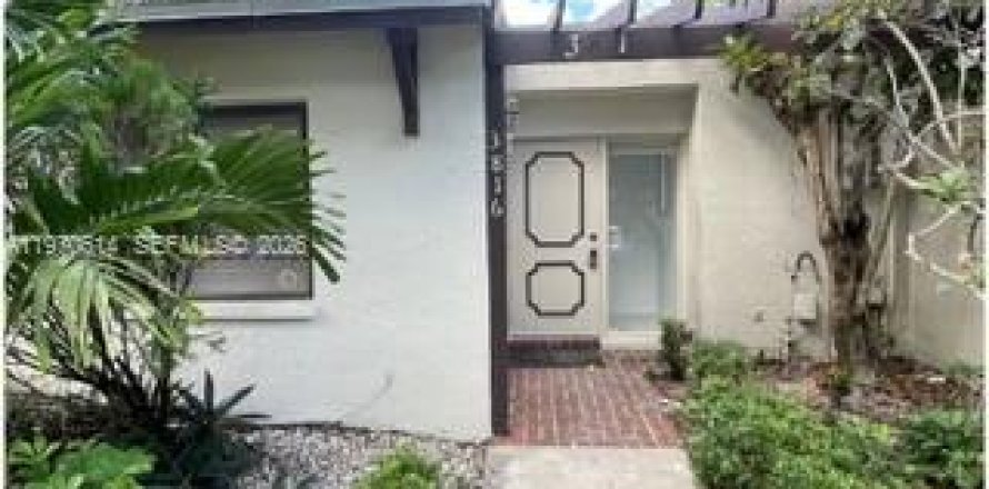 Townhouse in Miramar, Florida 2 bedrooms, 98.48 sq.m. № 2031322
