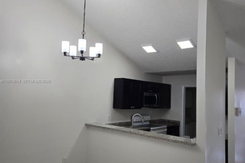 Townhouse in Miramar, Florida 2 bedrooms, 98.48 sq.m. № 2031322 - photo 16