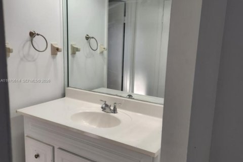 Townhouse in Miramar, Florida 2 bedrooms, 98.48 sq.m. № 2031322 - photo 25