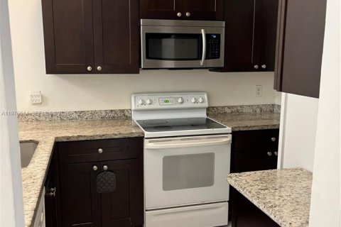 Townhouse in Miramar, Florida 2 bedrooms, 98.48 sq.m. № 2031322 - photo 12