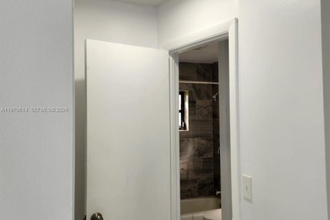 Townhouse in Miramar, Florida 2 bedrooms, 98.48 sq.m. № 2031322 - photo 28