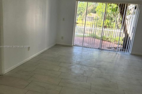 Townhouse in Miramar, Florida 2 bedrooms, 98.48 sq.m. № 2031322 - photo 18