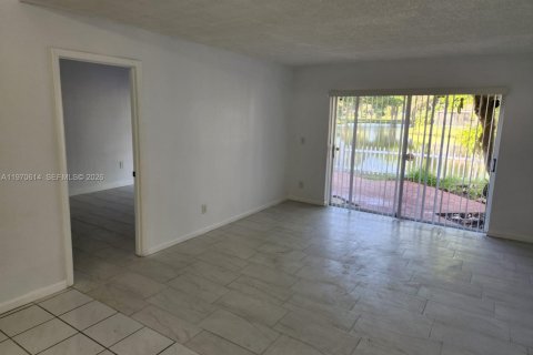 Townhouse in Miramar, Florida 2 bedrooms, 98.48 sq.m. № 2031322 - photo 15