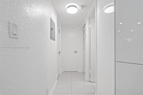 Condo in Hallandale Beach, Florida, 2 bedrooms  № 1938151 - photo 23