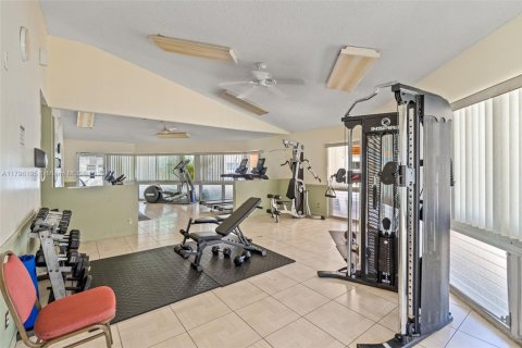 Condo in Hallandale Beach, Florida, 2 bedrooms  № 1938151 - photo 27
