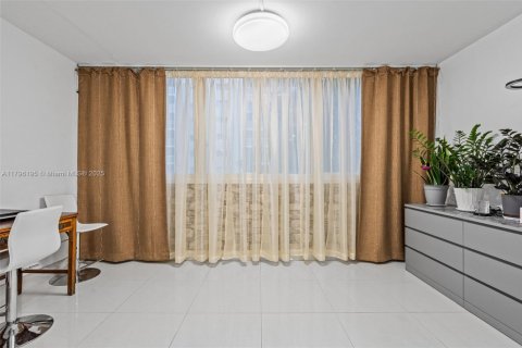 Condo in Hallandale Beach, Florida, 2 bedrooms  № 1938151 - photo 9