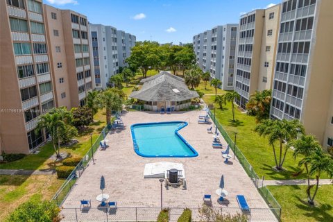 Condo in Hallandale Beach, Florida, 2 bedrooms  № 1938151 - photo 25