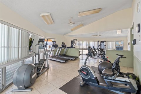 Condo in Hallandale Beach, Florida, 2 bedrooms  № 1938151 - photo 28